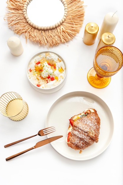 Kolacja przy świecach, talerz z potrawą